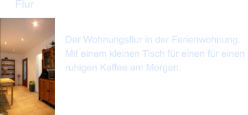 Der Wohnungsflur in der Ferienwohnung. Mit einem kleinen Tisch f�r einen f�r einen  ruhigen Kaffee am Morgen. Flur